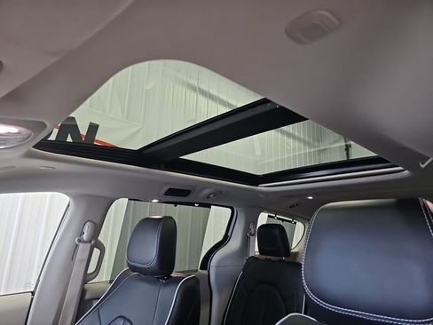 Used 2024 Chrysler Pacifica Limited FWD image 21