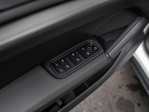 Used 2025 Porsche Cayenne Coupe image 19