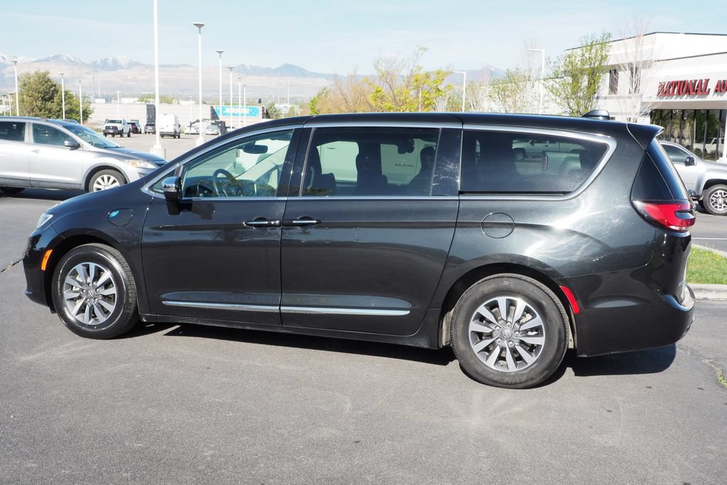 Used 2023 Chrysler Pacifica Limited FWD image 3