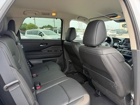 Used 2025 Nissan Pathfinder SL AWD/4WD image 16