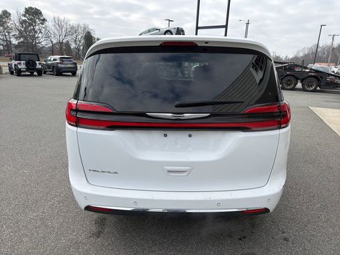 Used 2023 Chrysler Pacifica Touring-L image 6