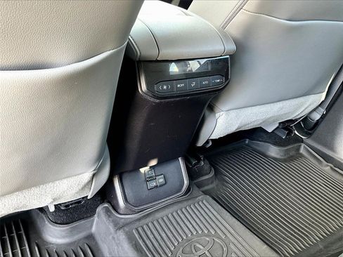 Used 2022 Toyota Highlander XLE image 26