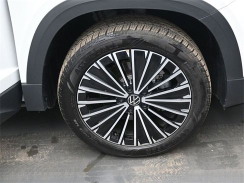 Certified 2025 Volkswagen Taos SE image 35