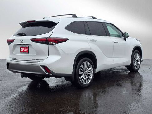 Used 2024 Toyota Highlander Platinum AWD/4WD image 3