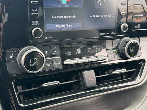 Used 2022 Toyota Highlander XLE AWD/4WD image 23
