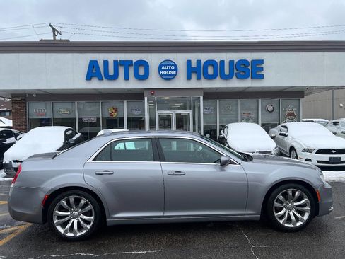 Used 2017 Chrysler 300 Limited image 9