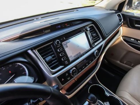 Used 2017 Toyota Highlander Limited w/ Carpet Mat Package image 31