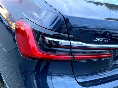 Used 2020 BMW 750i xDrive w/ Autobahn Package image 28