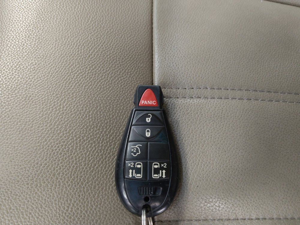 Used 2015 Chrysler Town & Country Touring FWD image 32