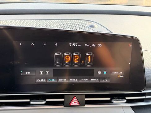 Used 2023 Hyundai Elantra Limited image 18