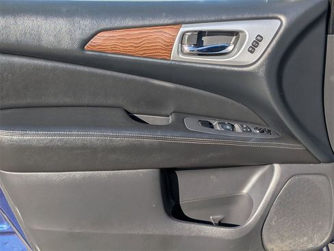 Used 2017 Nissan Pathfinder Platinum w/ Family Entertainment Package image 9