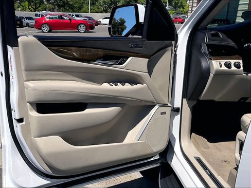 Used 2019 Cadillac Escalade Luxury AWD/4WD image 23