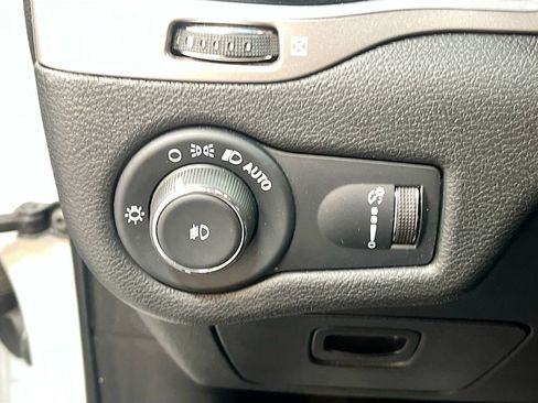 Used 2022 Jeep Cherokee Latitude AWD/4WD image 10