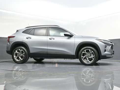 Used 2025 Chevrolet Trax LT w/ Sunroof Package image 42