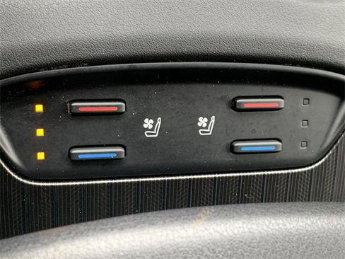 Used 2022 Toyota Venza Limited image 28