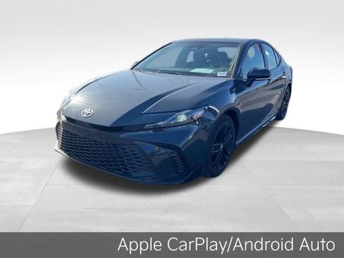 Used 2025 Toyota Camry SE image 3