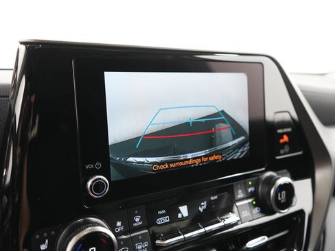 Used 2024 Toyota Highlander XLE AWD/4WD image 27
