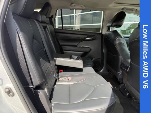 Used 2021 Toyota Highlander XLE AWD/4WD image 12