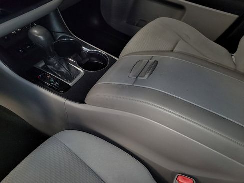 Used 2019 Toyota Highlander LE AWD/4WD image 26