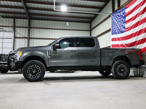 Used 2017 Ford F250 Lariat w/ Lariat Ultimate Package AWD/4WD image 5