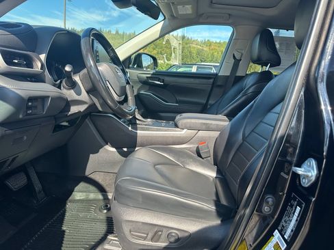 Used 2022 Toyota Highlander XLE AWD/4WD image 13