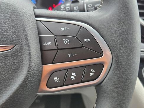 Used 2024 Chrysler Pacifica Select image 16