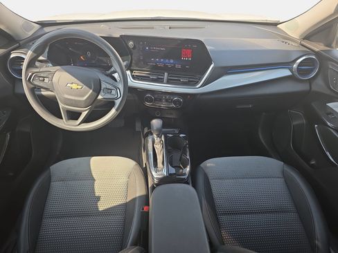 Used 2025 Chevrolet Trax LT FWD image 9