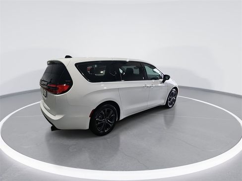 New 2026 Chrysler Pacifica Select image 8