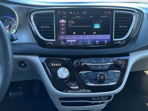 Used 2022 Chrysler Pacifica Touring-L image 32