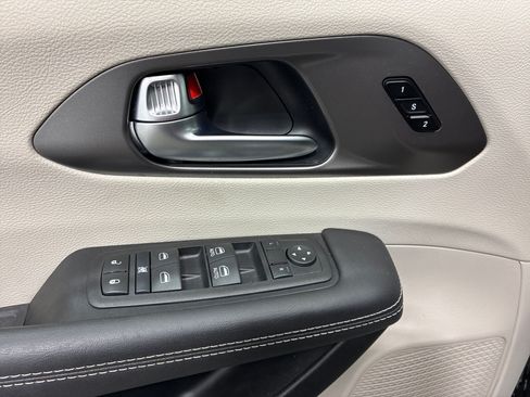 Certified 2024 Chrysler Pacifica Touring-L AWD/4WD image 19