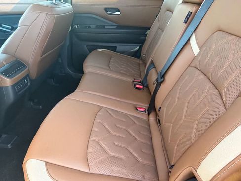 New 2026 Nissan Pathfinder Platinum image 12