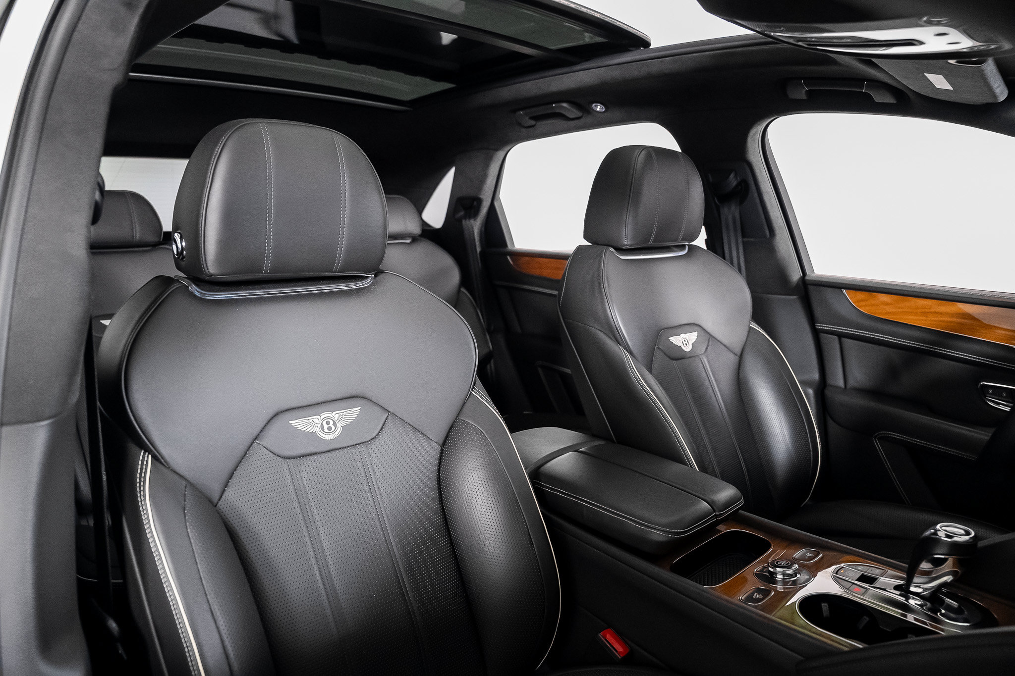 Used 2022 Bentley Bentayga AWD/4WD image 38