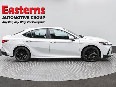 Used 2025 Toyota Camry SE w/ Convenience Package FWD image 4