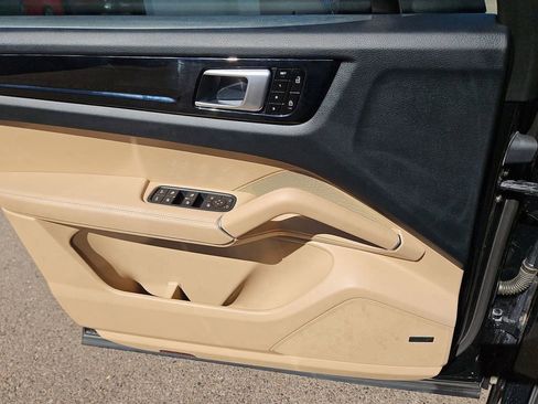Used 2020 Porsche Cayenne image 12