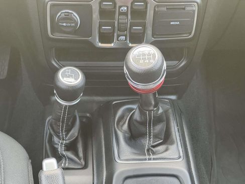 Used 2022 Jeep Gladiator Overland w/ Cold Weather Group AWD/4WD image 28