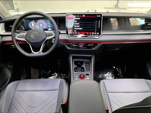 Used 2025 Volkswagen Tiguan SE w/ Panoramic Sunroof Package image 17