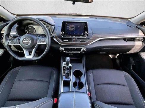 Used 2025 Nissan Altima 2.5 SV FWD image 16