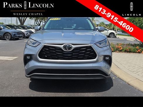 Used 2022 Toyota Highlander LE FWD image 2