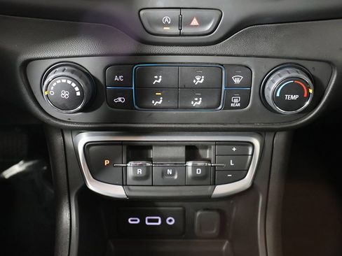 Used 2024 GMC Terrain SLE image 39