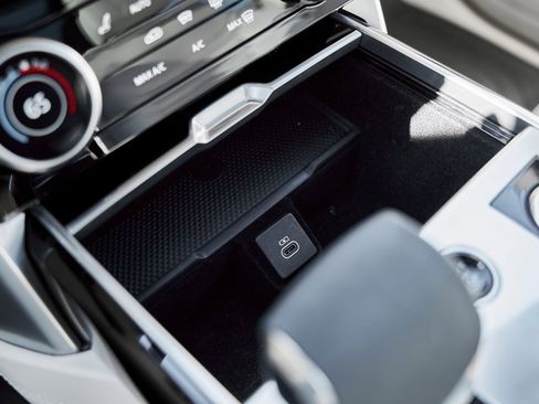 Used 2023 Land Rover Range Rover SE image 64