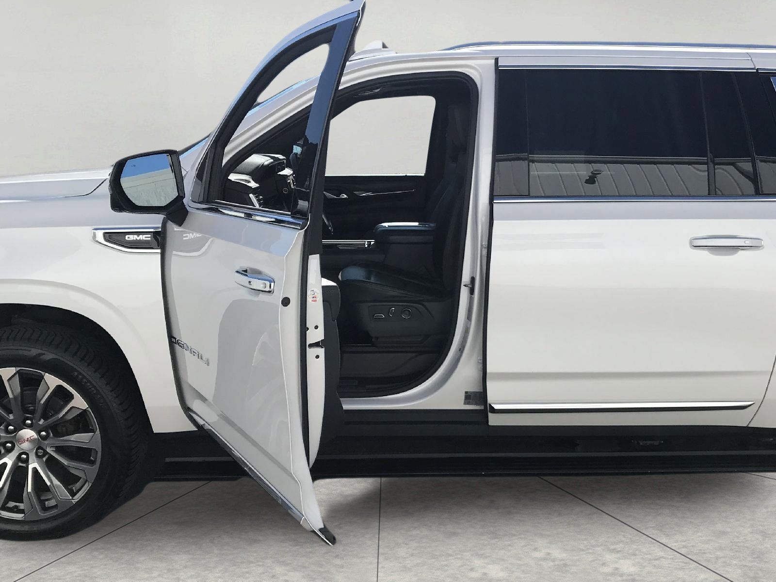 Used 2021 GMC Yukon XL Denali w/ Denali Premium Package AWD/4WD image 8