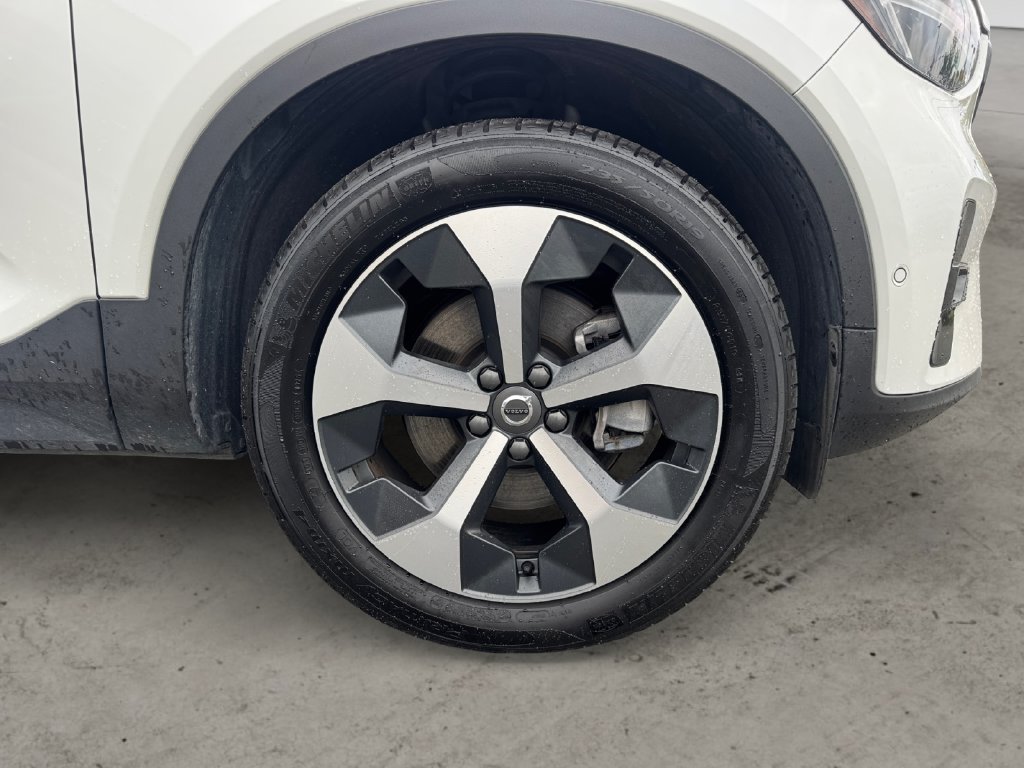 Used 2025 Volvo XC40 B5 Plus AWD/4WD image 9