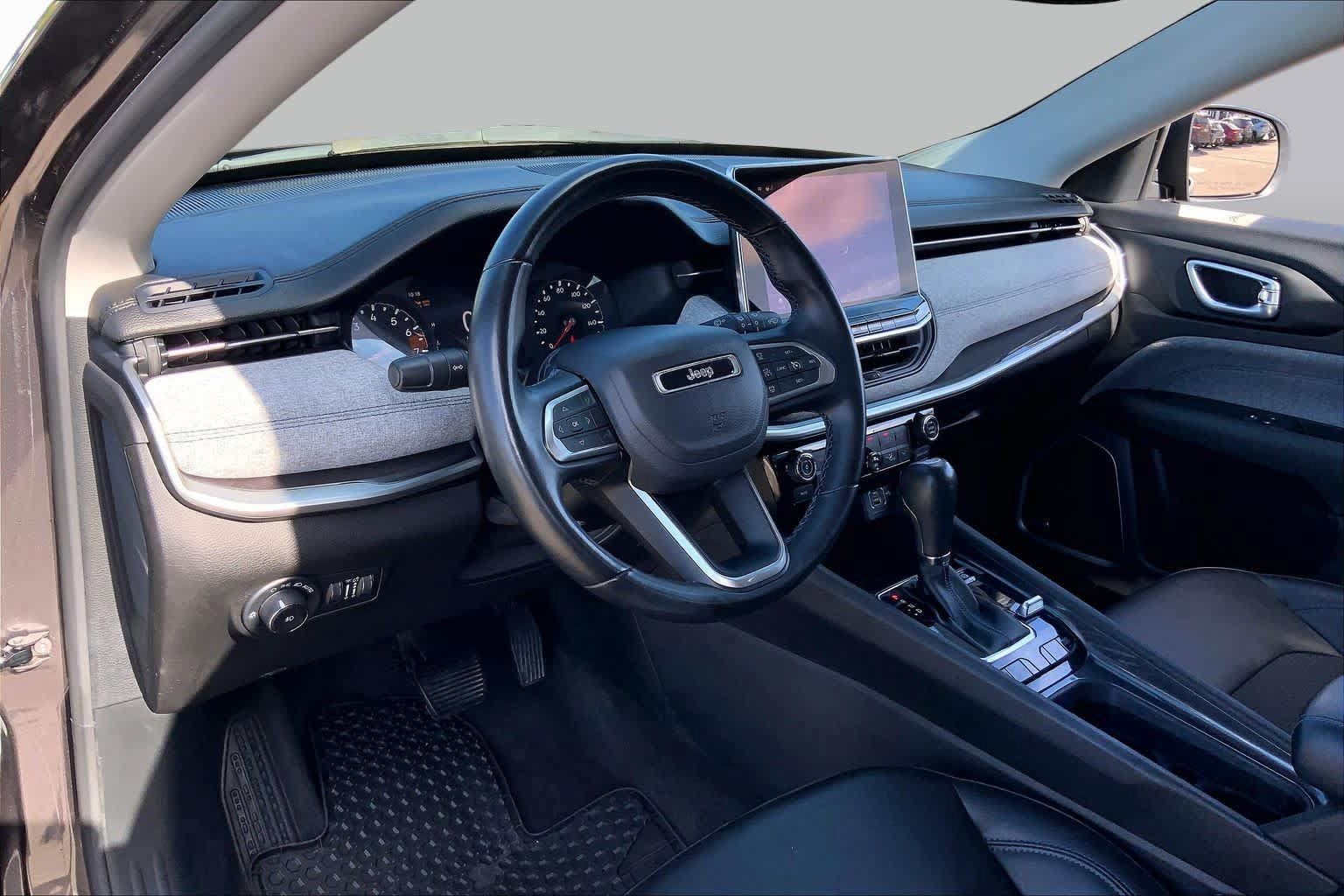 Used 2022 Jeep Compass Latitude w/ Sun and Sound Group AWD/4WD image 18