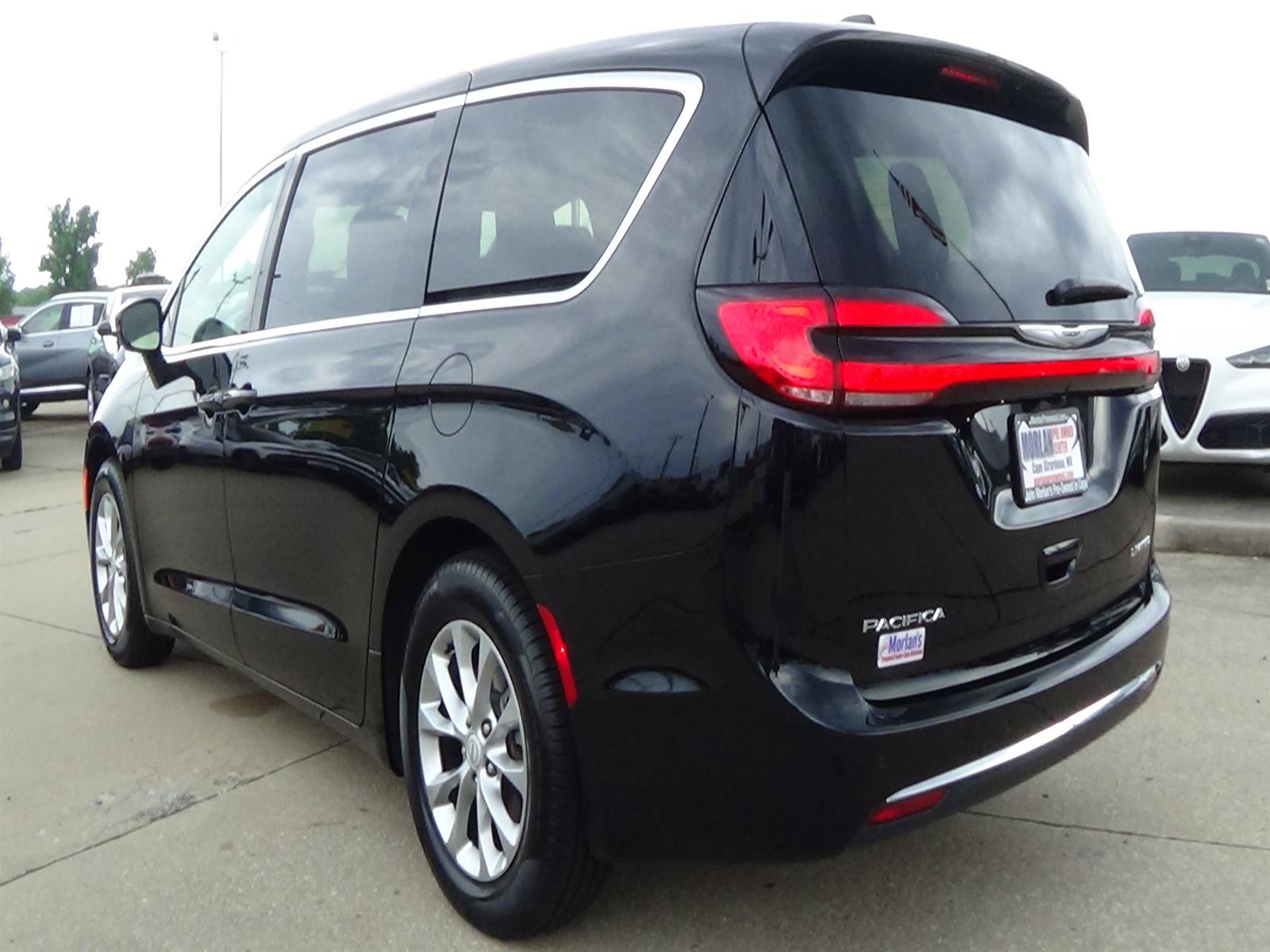 Used 2026 Chrysler Pacifica Limited FWD image 8