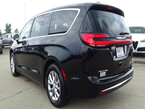 Used 2026 Chrysler Pacifica Limited FWD image 8