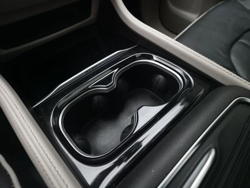 Used 2022 Chrysler Pacifica Limited FWD image 18