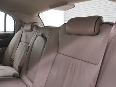 Used 2006 Lincoln Town Car Designer Series RWD image 12