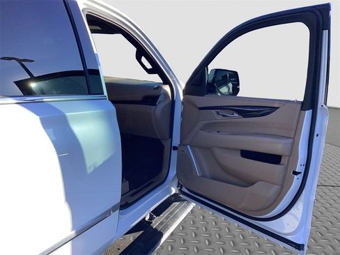 Used 2019 Cadillac Escalade Platinum image 17