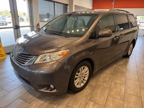 Used 2014 Toyota Sienna XLE w/ XLE Premium Package FWD image 6