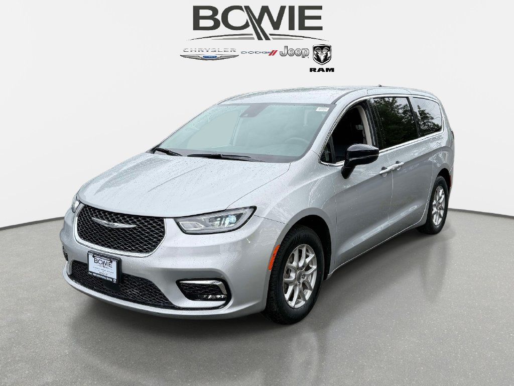 Used 2024 Chrysler Pacifica Touring-L FWD image 5